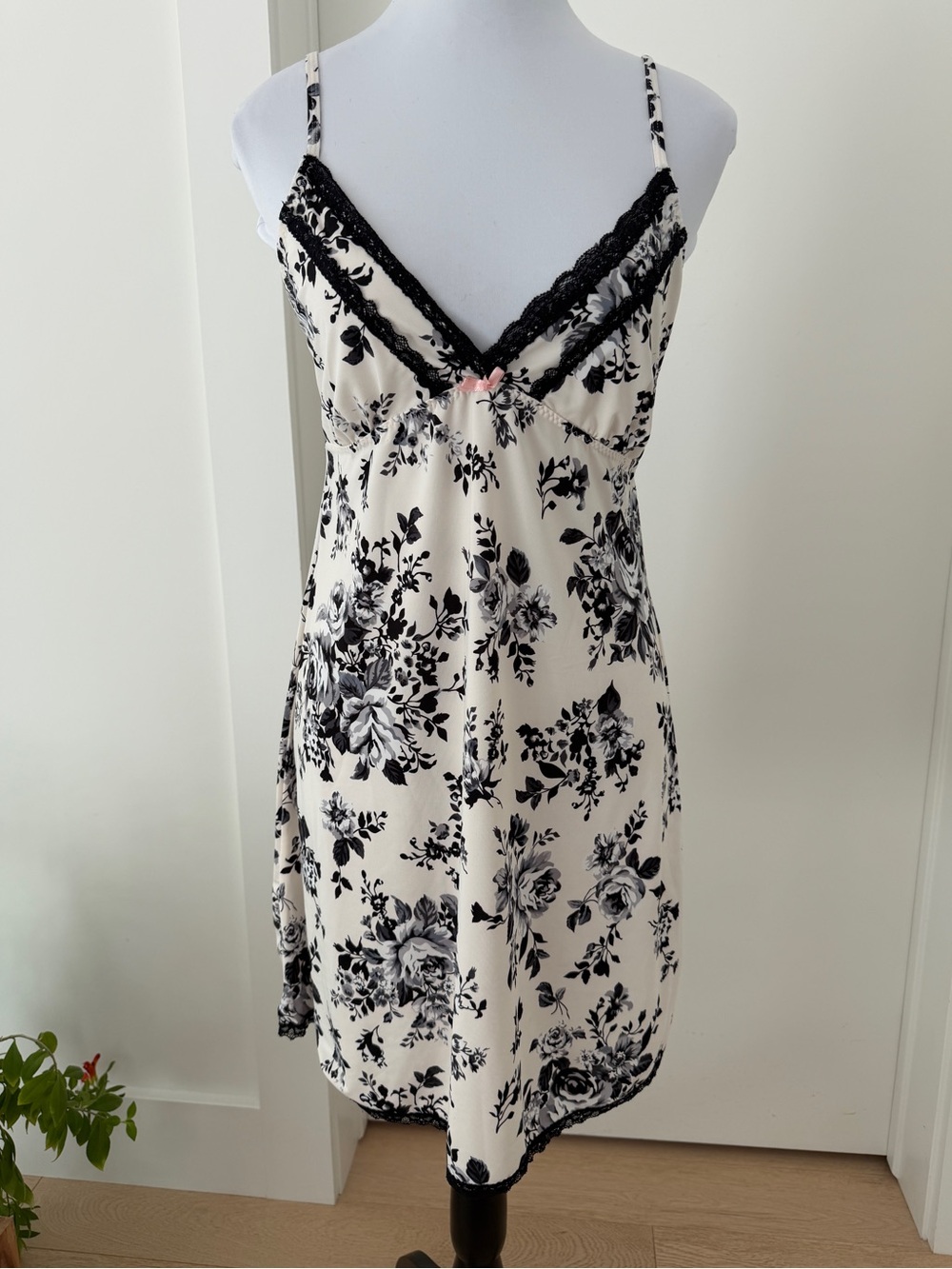 LAURA ASHLEY Chemise Nightgown Rose Floral Lace Trim Adjustable Strap Lingerie